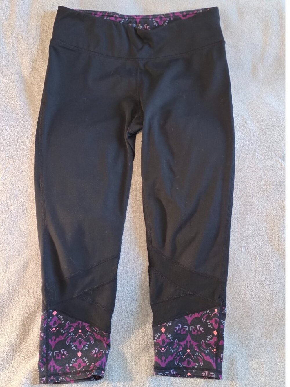 Leggings (Gaiam): Capri, black with purple/orange/grey pattern, Size M